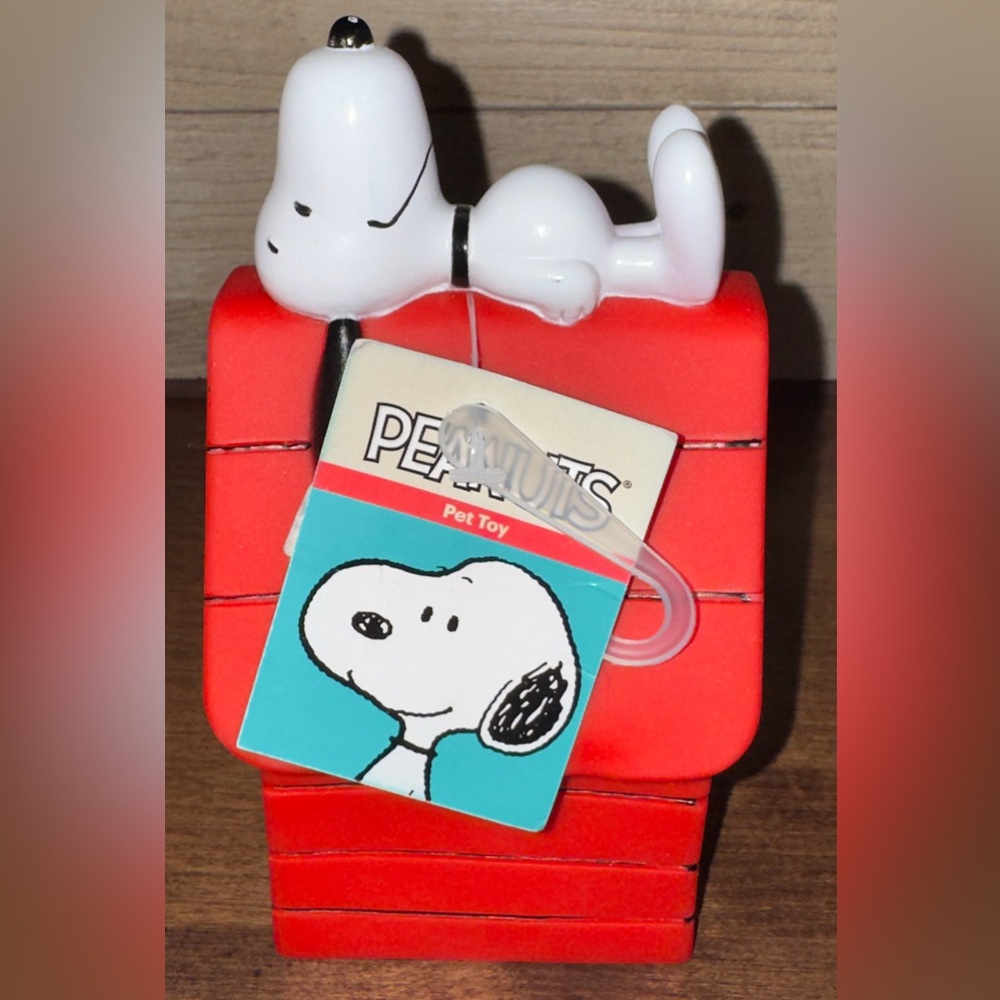 Super Cute Peanuts - Snoopy With Dog House - Squeaky Pet Toy 6.5” - NEW - Picture 4 of 12